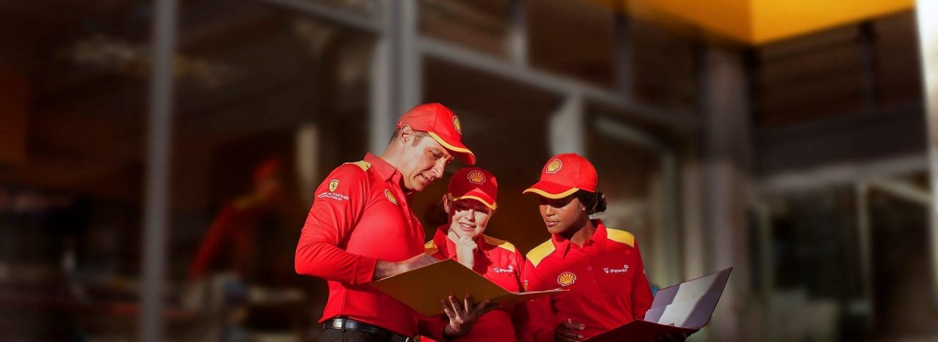 3-shell-employees-discussing